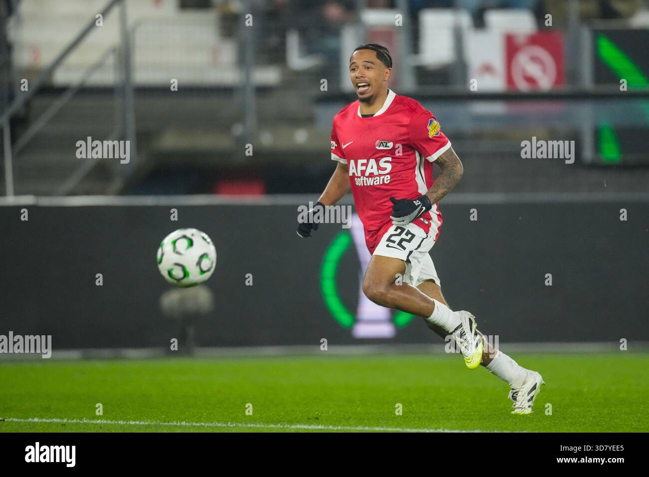 Alkmaar, Niederlande. November 2025. ALKMAAR, NIEDERLANDE - 27. NOVEMBER: Elijah Dijkstra von AZ Alkmaar spielt mit dem Ball während des UEFA Conference League 2025/26 League Phase MD4 Spiels zwischen AZ Alkmaar und Shelbourne FC am 27. November 2025 im AFAS Stadion in Alkmaar, Niederlande. (Foto von Ed van de Pol/Orange Pictures) Credit: Orange Pics BV/Alamy Live News Stockfoto