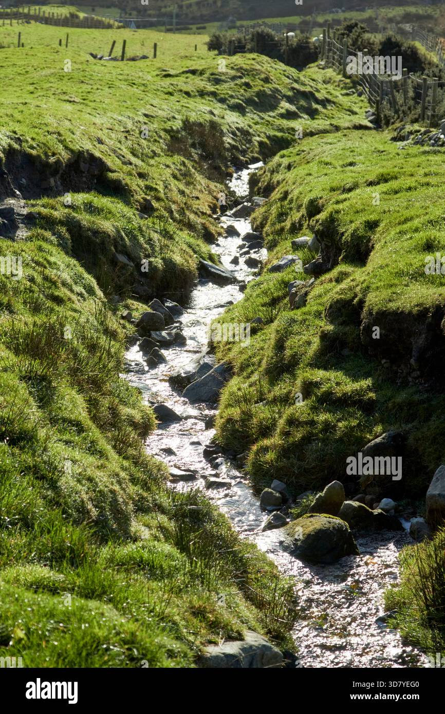 Bergbach, der durch Torfmoore im cashel glencolumbkille County donegal republik irland schneidet Stockfoto