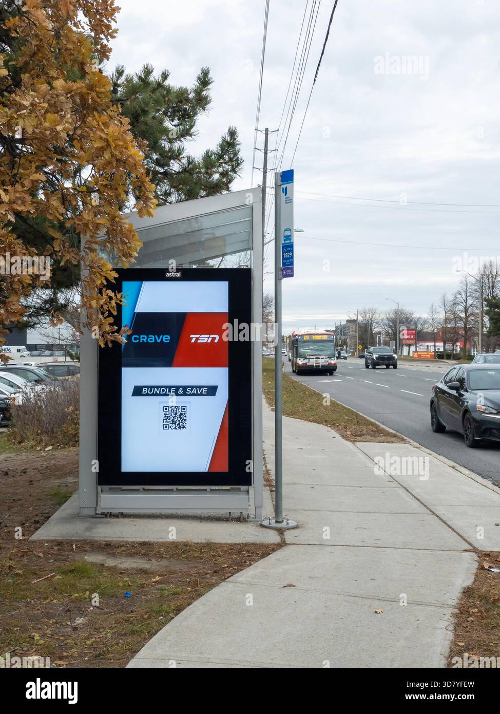 Bushaltestelle Werbung für Crave und TSN Streaming Bundle mit QR-Code neben der Herbstbühne. Stockfoto