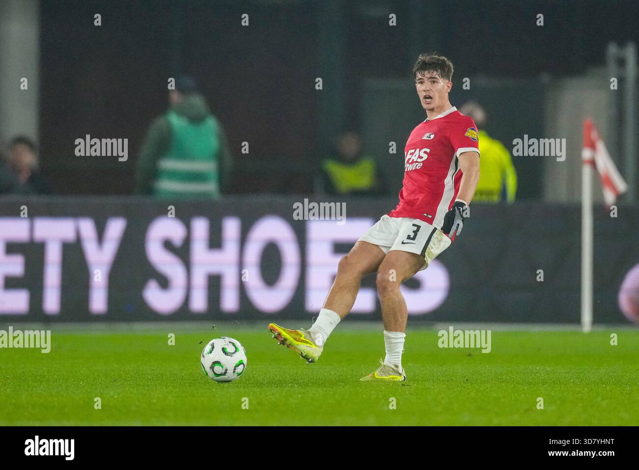 Alkmaar, Niederlande. November 2025. ALKMAAR, NIEDERLANDE - 27. NOVEMBER: Wouter stürzt AZ Alkmaar während des Spiels der UEFA Conference League 2025/26 League Phase MD4 zwischen AZ Alkmaar und Shelbourne FC im AFAS Stadion am 27. November 2025 in Alkmaar, Niederlande. (Foto von Ed van de Pol/Orange Pictures) Credit: Orange Pics BV/Alamy Live News Stockfoto
