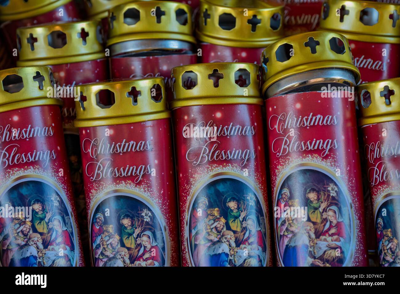 Abstraktes Weihnachtsbild von Weihnachtsgebäck oder Süßwarendosen. Saisonale Weihnachtsverpackungen und Toffee-Dosen. Stockfoto