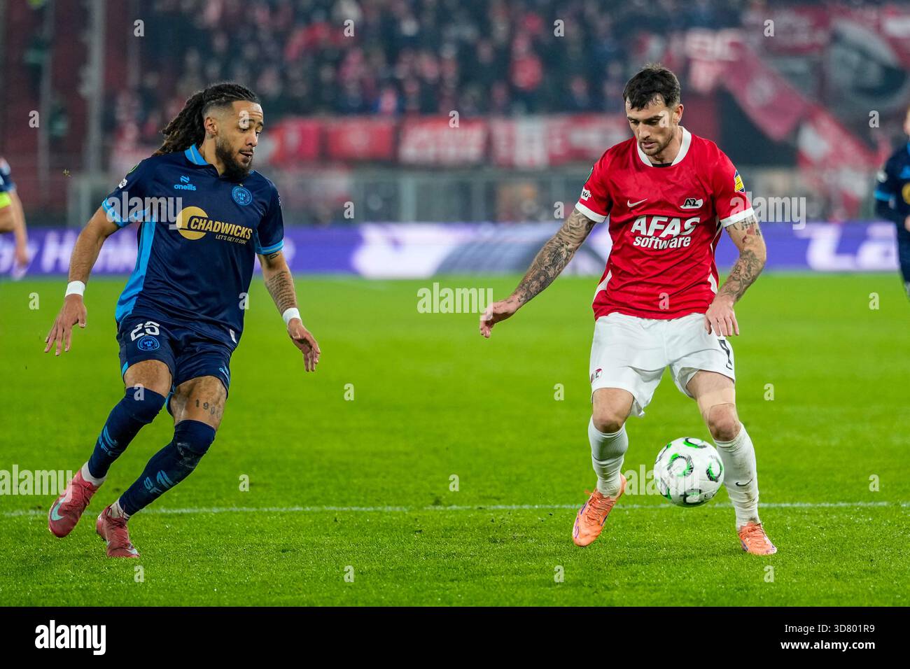 Alkmaar, Niederlande. November 2025. ALKMAAR, NIEDERLANDE - 27. NOVEMBER: Troy Parrott von AZ Alkmaar spielt mit dem Ball während des Spiels der UEFA Conference League 2025/26 League Phase MD4 zwischen AZ Alkmaar und Shelbourne FC im AFAS Stadion am 27. November 2025 in Alkmaar, Niederlande. (Foto von Ed van de Pol/Orange Pictures) Credit: Orange Pics BV/Alamy Live News Stockfoto