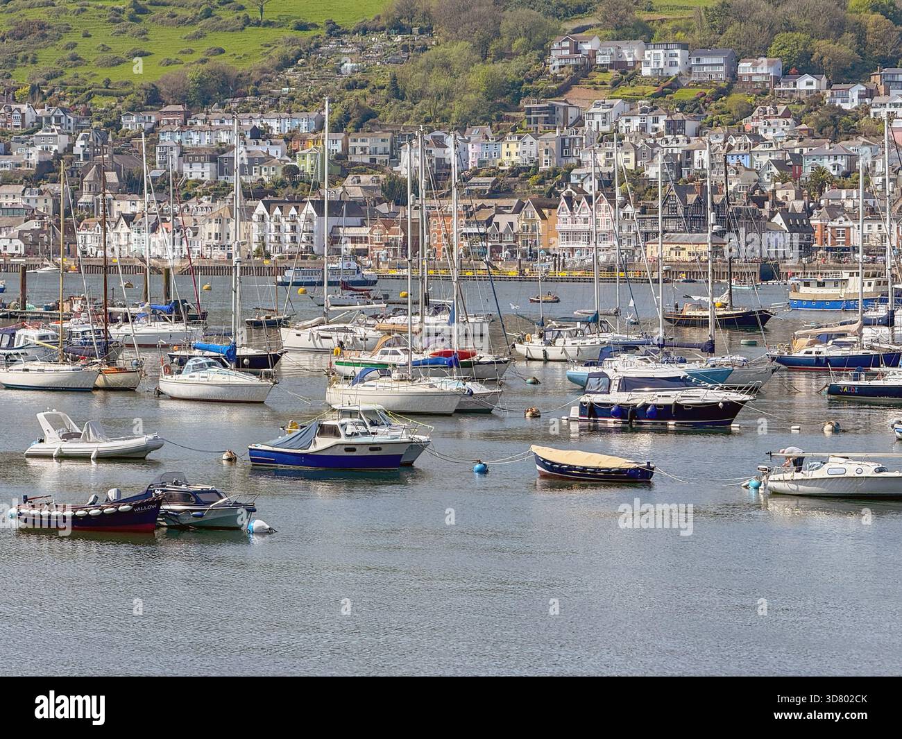 Dartmouth, Devon, England, Großbritannien - 24. April 2025: Malerischer Blick auf Boote und Yachten auf dem Fluss Dart mit der Stadt Dartmouth im Hintergrund - Smartphone-aufgenommenes Stockfoto