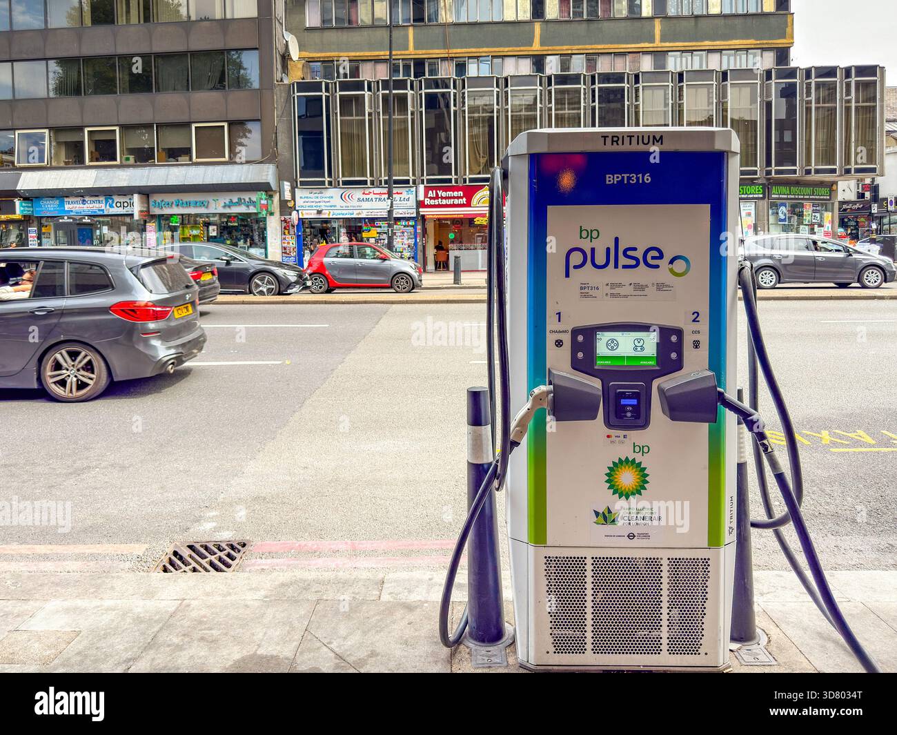 London, England, Großbritannien - 4. Juli 2025: Ladestation für Elektrofahrzeuge im Besitz von BP Pulse auf dem Bürgersteig eines Einkaufszentrums im Zentrum von Lo - Smartphone-aufgenommenes Stockfoto