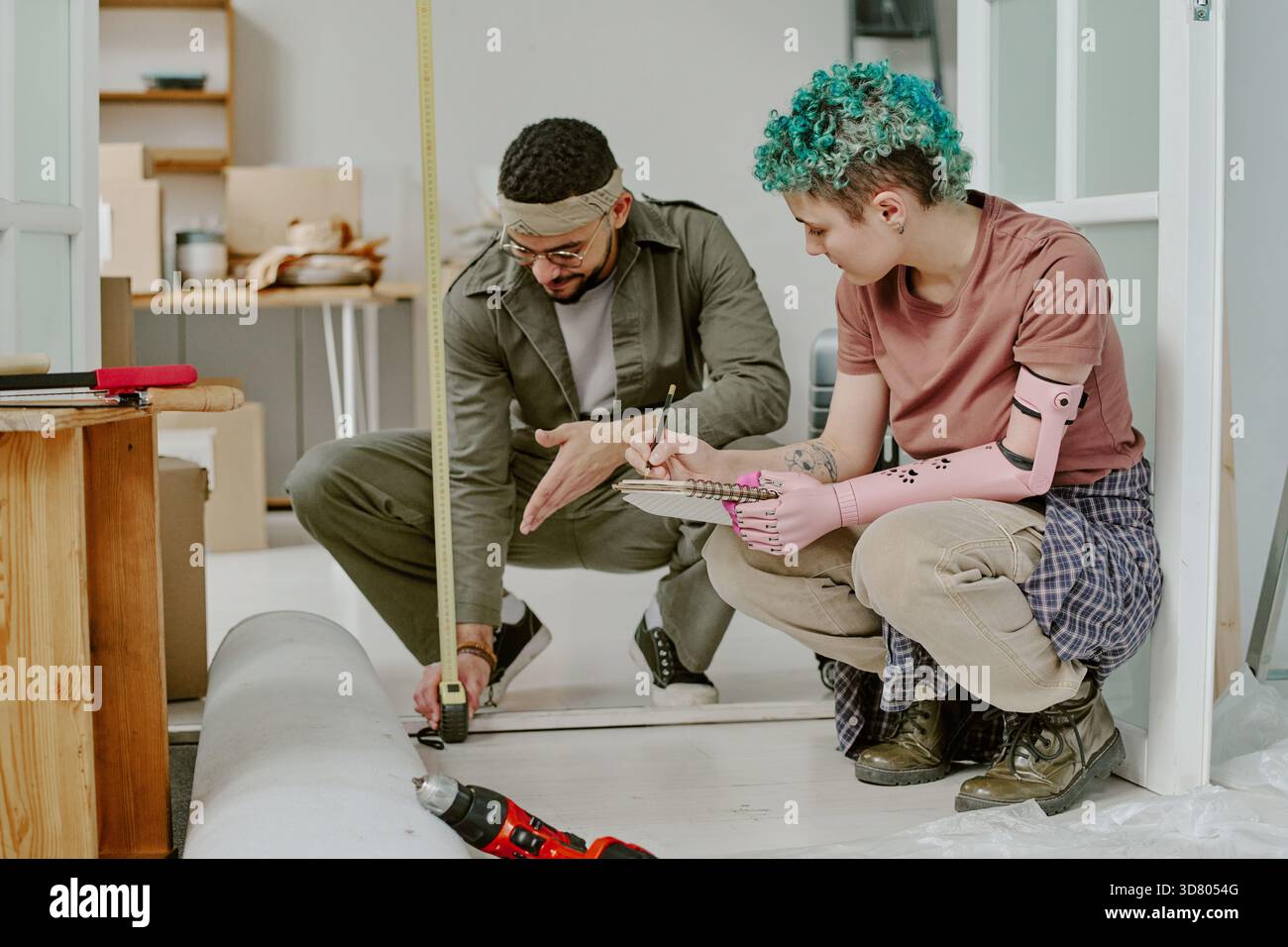 Ein Paar, Das Die Etage Misst, Während Das Apartment Renoviert Wird Stockfoto