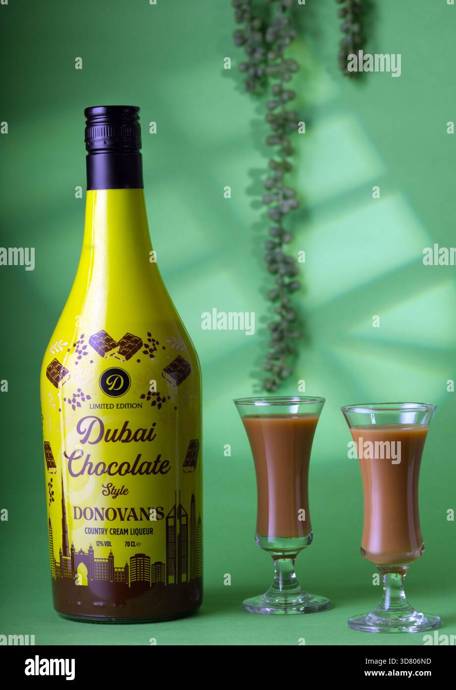 Mansfield, Nottingham, Großbritannien, 25. November 2025: Studio-Produktbild von Dubai Donavans Cream Likör im Schokoladenstil. Stockfoto