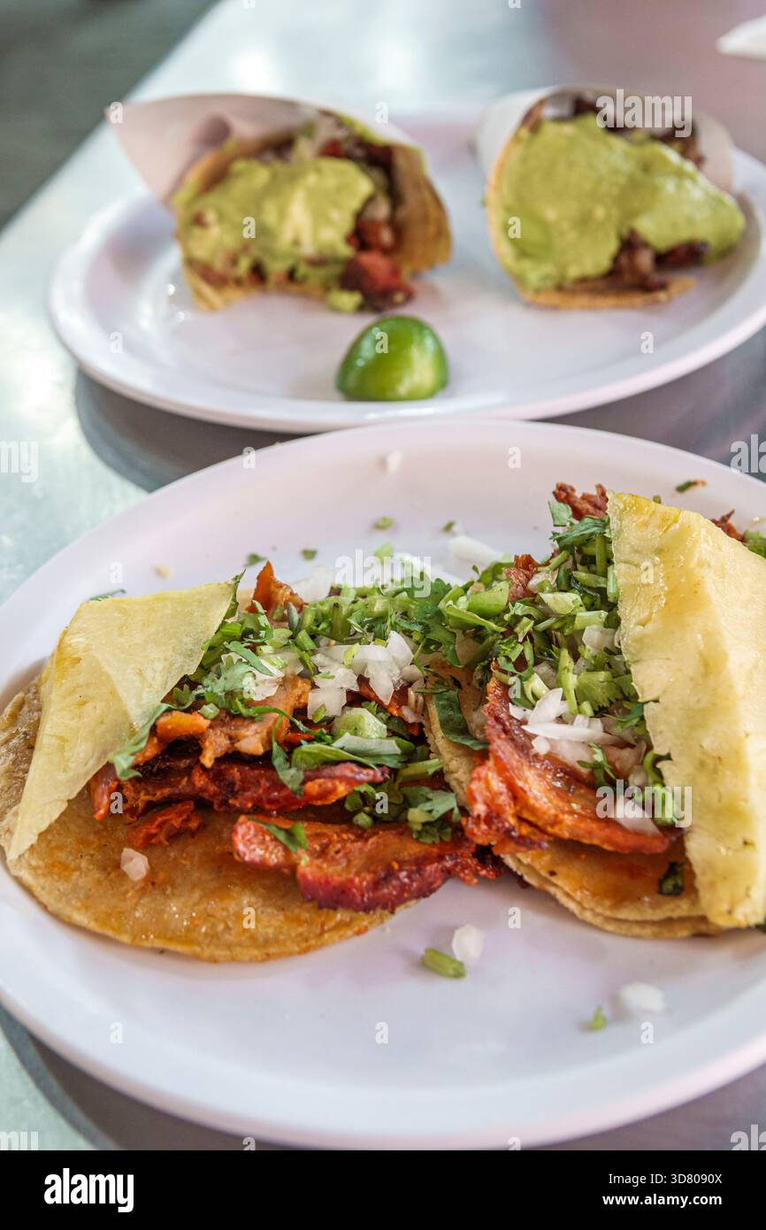 Mexiko-Stadt Mexiko, Coyoacan Avenida Miguel Hidalgo, Teller Tacos al Pastor, Street Food Mahlzeit, weiche Maistortillas, marinierte Schweinefleisch-Scheiben, Zwiebeln cil Stockfoto