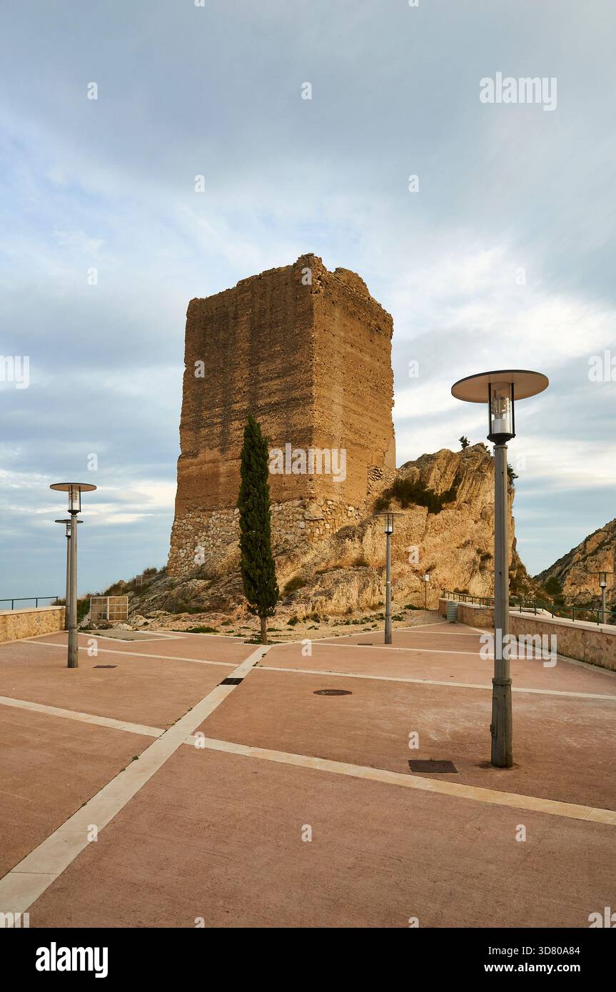 Torre Grossa aus Castillo de Xixona, vor der größeren Rehabilitationsmaßnahme im Jahr 2020 (Jijona, Alicante, Comunidad Valenciana, Spanien) Stockfoto
