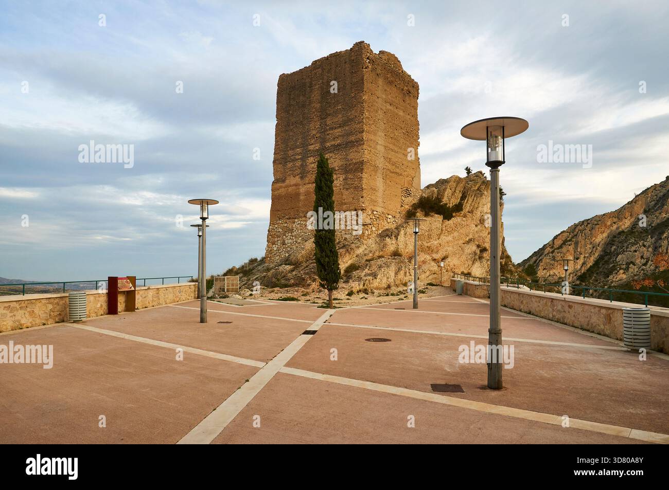 Torre Grossa aus Castillo de Xixona, vor der größeren Rehabilitationsmaßnahme im Jahr 2020 (Jijona, Alicante, Comunidad Valenciana, Spanien) Stockfoto