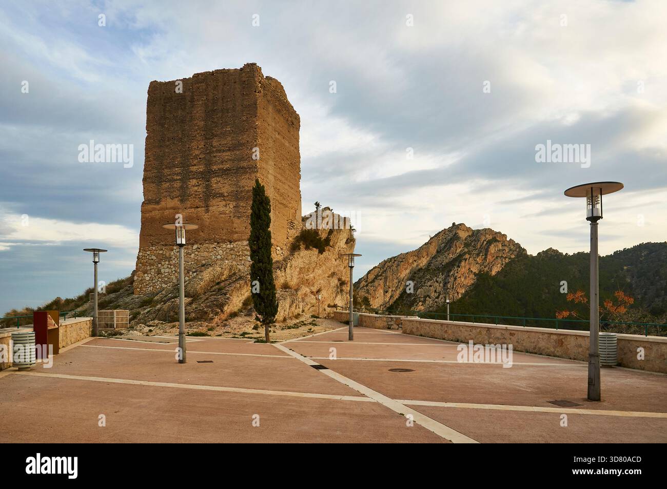 Torre Grossa aus Castillo de Xixona, vor der größeren Rehabilitationsmaßnahme im Jahr 2020 (Jijona, Alicante, Comunidad Valenciana, Spanien) Stockfoto