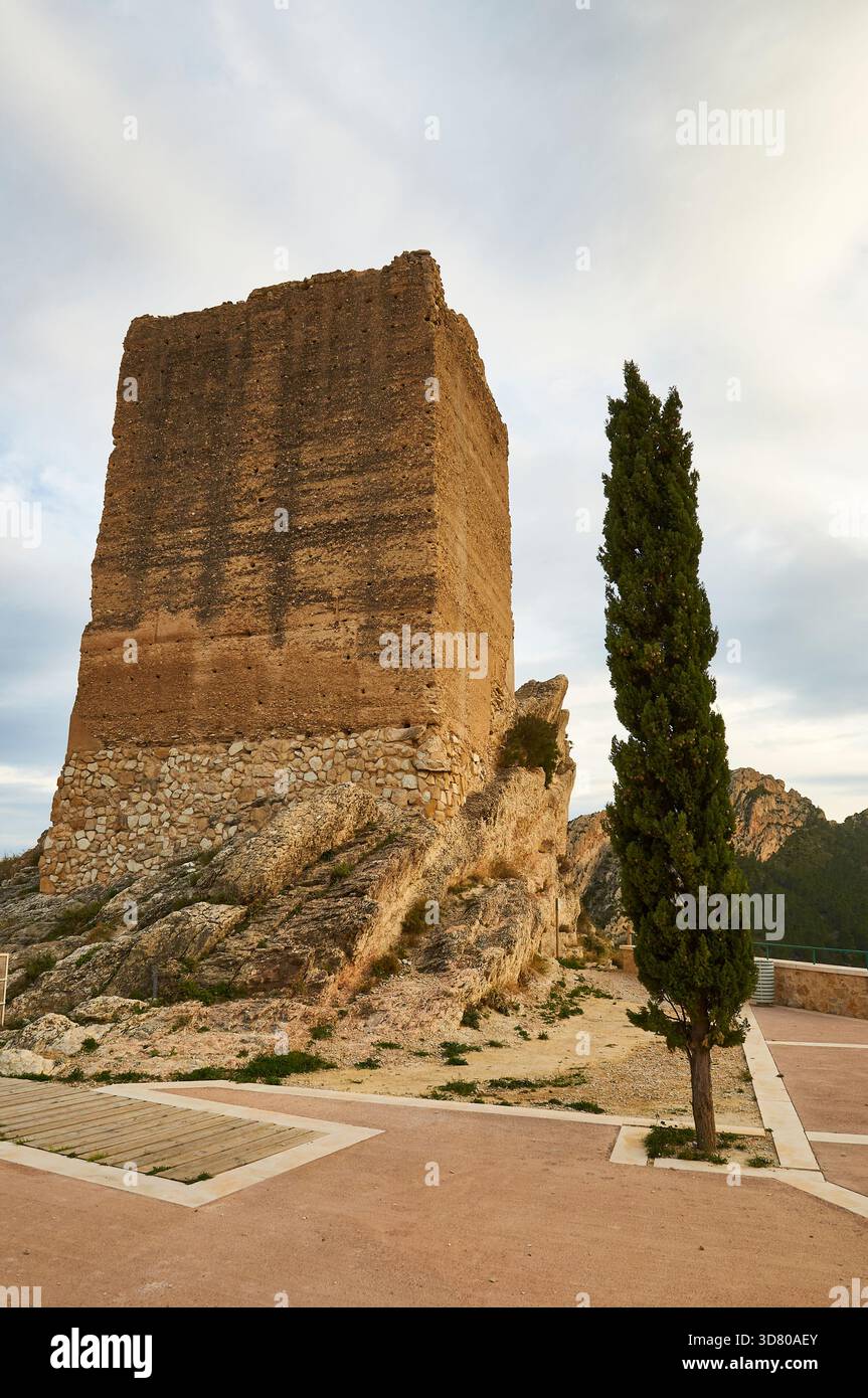 Torre Grossa aus Castillo de Xixona, vor der größeren Rehabilitationsmaßnahme im Jahr 2020 (Jijona, Alicante, Comunidad Valenciana, Spanien) Stockfoto