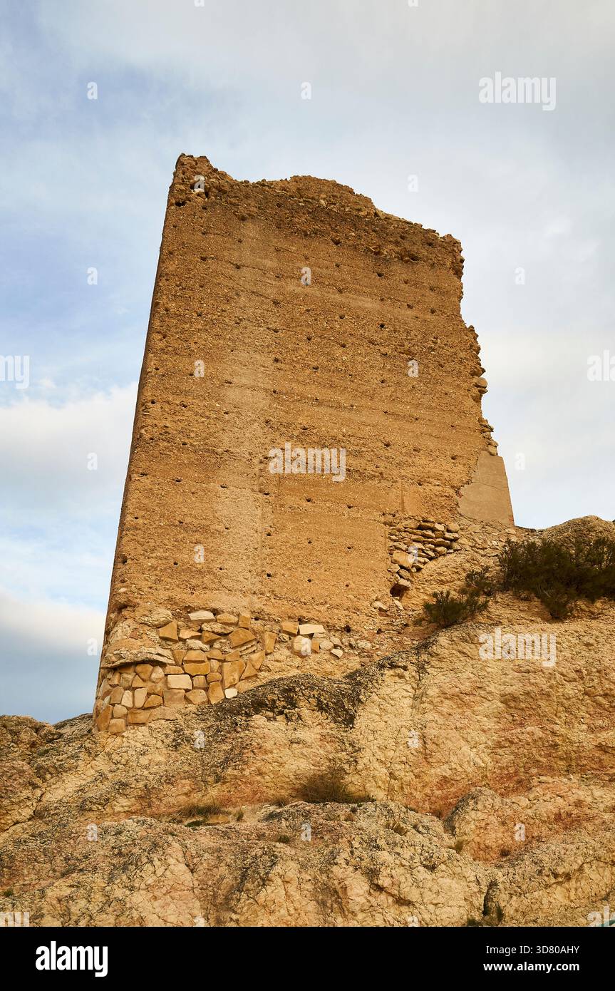 Torre Grossa aus Castillo de Xixona, vor der größeren Rehabilitationsmaßnahme im Jahr 2020 (Jijona, Alicante, Comunidad Valenciana, Spanien) Stockfoto