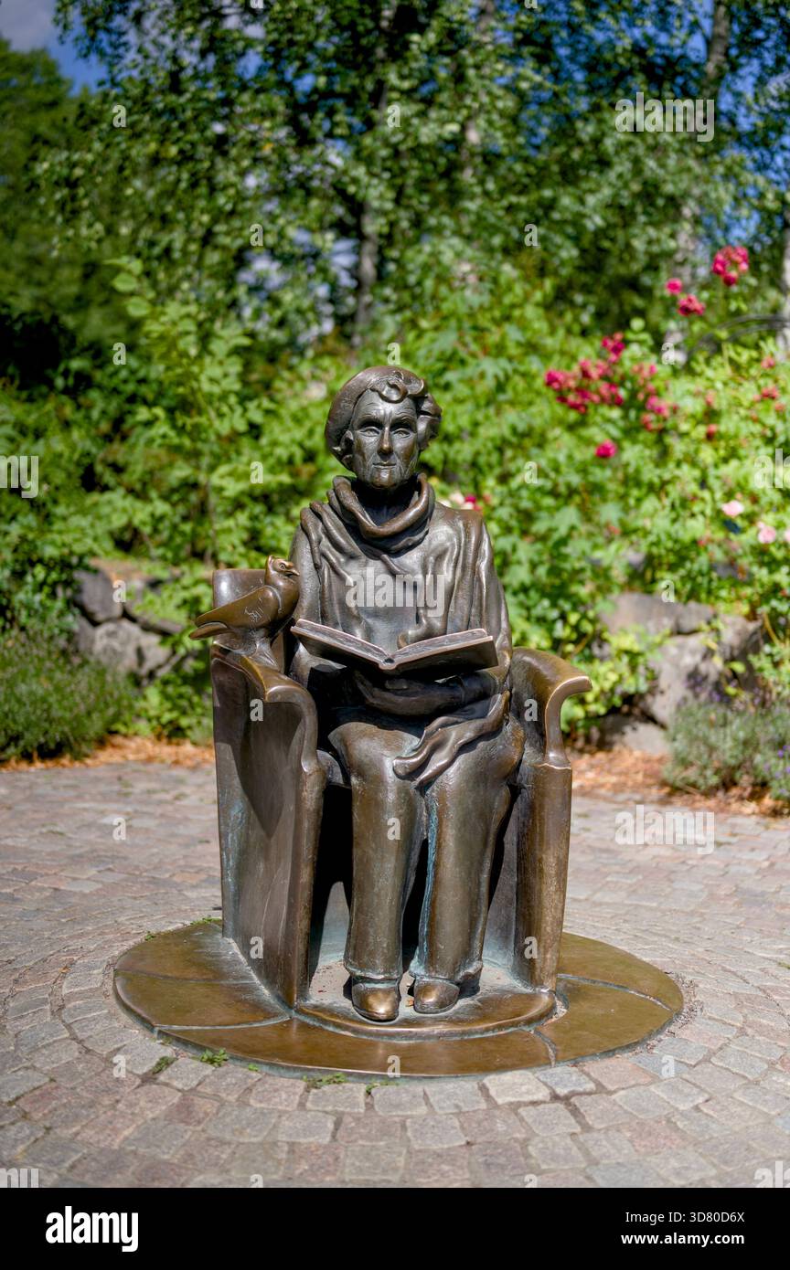 Titel: Bronzestatue der Autorin Astrid Lindgren, die ein Buch liest, Junibacken, Stockfoto