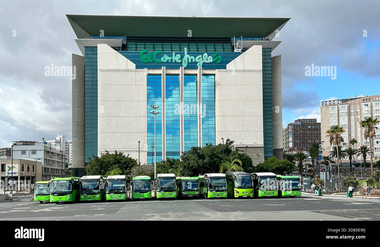 Busbahnhof und Geschäftsgebäude in Santa Cruz de Tenerife Stockfoto