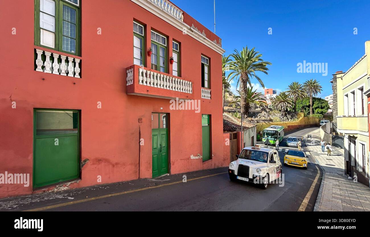 Straßen- und Autoverkehr in Puerto de la Cruz, Teneriffa Stockfoto