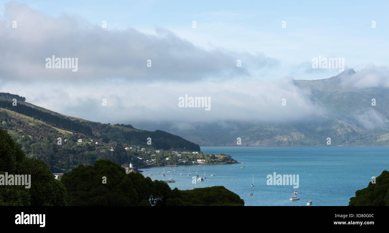 Traumhafter Sommertag in Akaroa, Südinsel, Neuseeland. Stockfoto