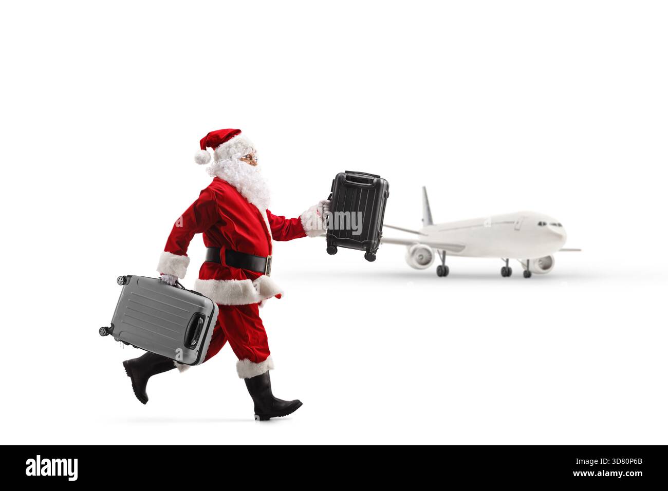Weihnachtsmann, der Koffer trägt und rennt, um ein Flugzeug auf weißem Hintergrund zu fangen Stockfoto