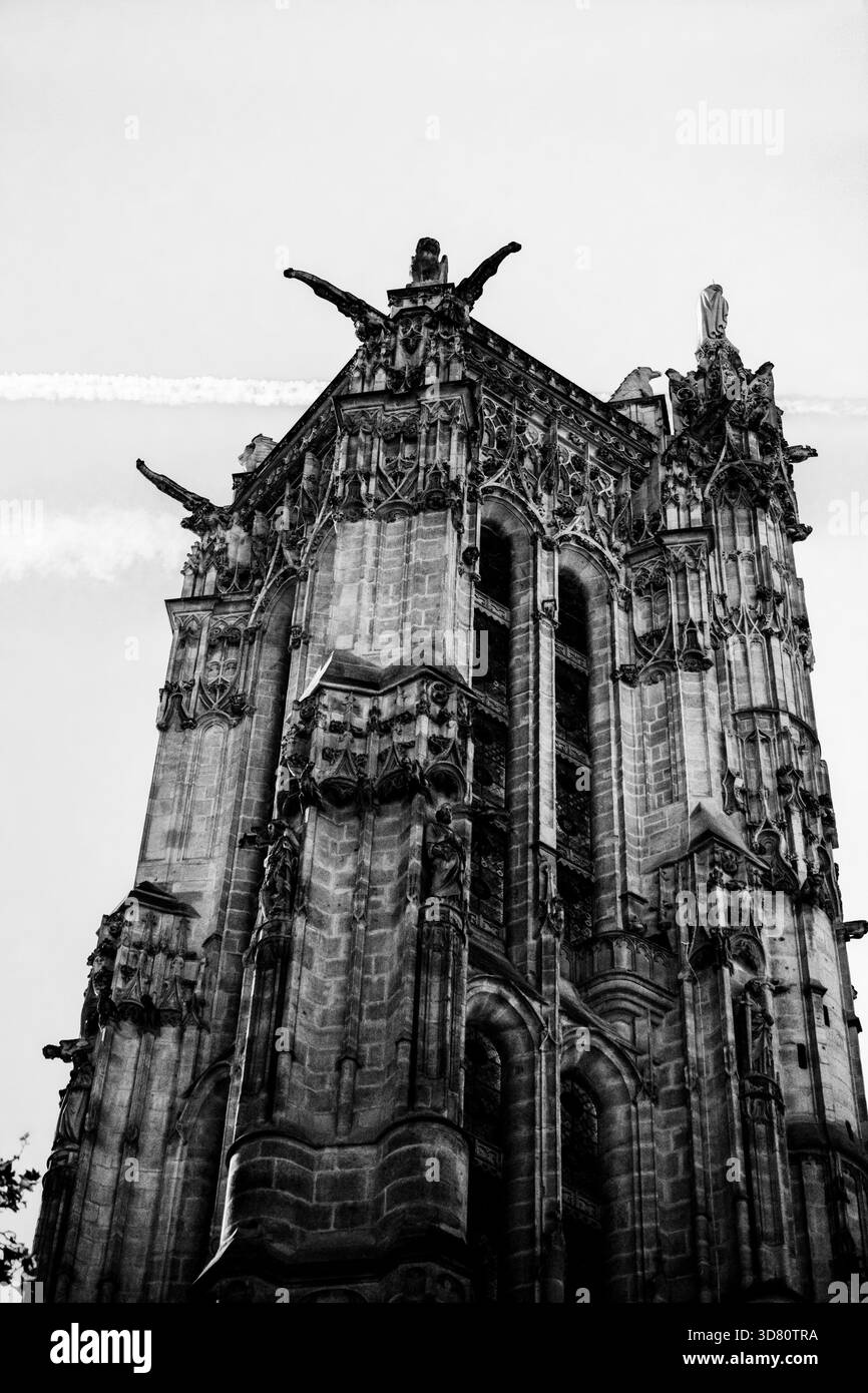 Paris, Frankreich - 7. Oktober 2025: Ein Bild mit Tour Saint-Jacques, einem berühmten gotischen Turm Stockfoto
