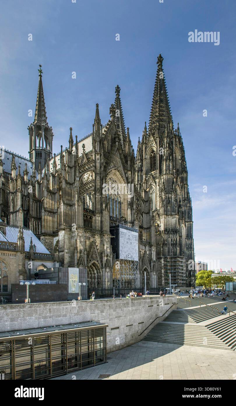 Offene Treppe auf dem Bahnhofsvorplatz vor dem Kölner Dom, Deutschland, Nordrhein-Westfalen, Köln Stockfoto