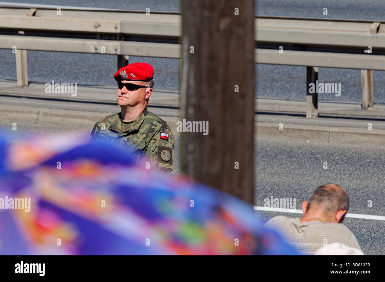 Polnischer Soldat in roter Baskenmütze und Tarnuniform steht draußen während einer Militärparade zum Tag der Streitkräfte. Stockfoto
