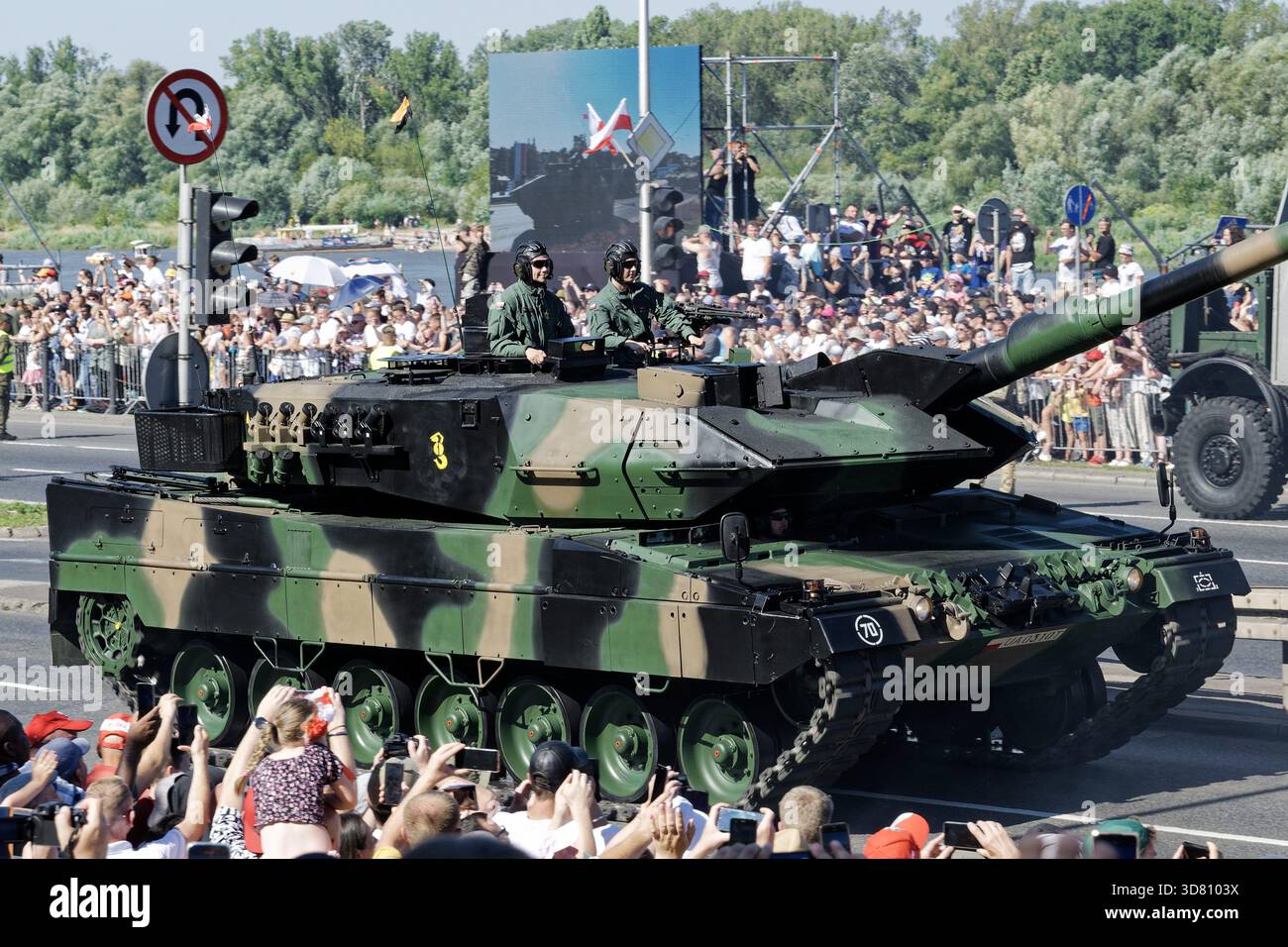 Der M1 Abrams Panzer mit Tarnmuster fährt während einer Militärparade zum Tag der Streitkräfte an den Zuschauern vorbei. Stockfoto