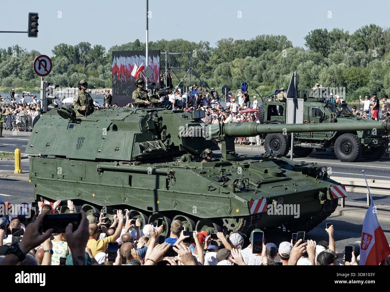 Die selbstfahrende Haubitze PzH 2000, ein gepanzertes Artilleriestück, wird während einer Militärparade zum Tag der Streitkräfte gezeigt. Stockfoto