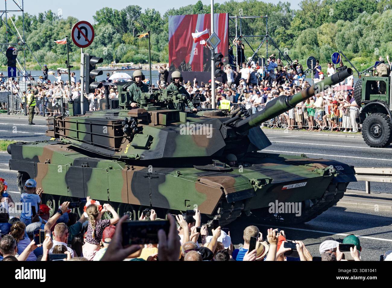 Der M1 Abrams Panzer mit Tarnmuster fährt während einer Militärparade zum Tag der Streitkräfte an den Zuschauern vorbei. Stockfoto