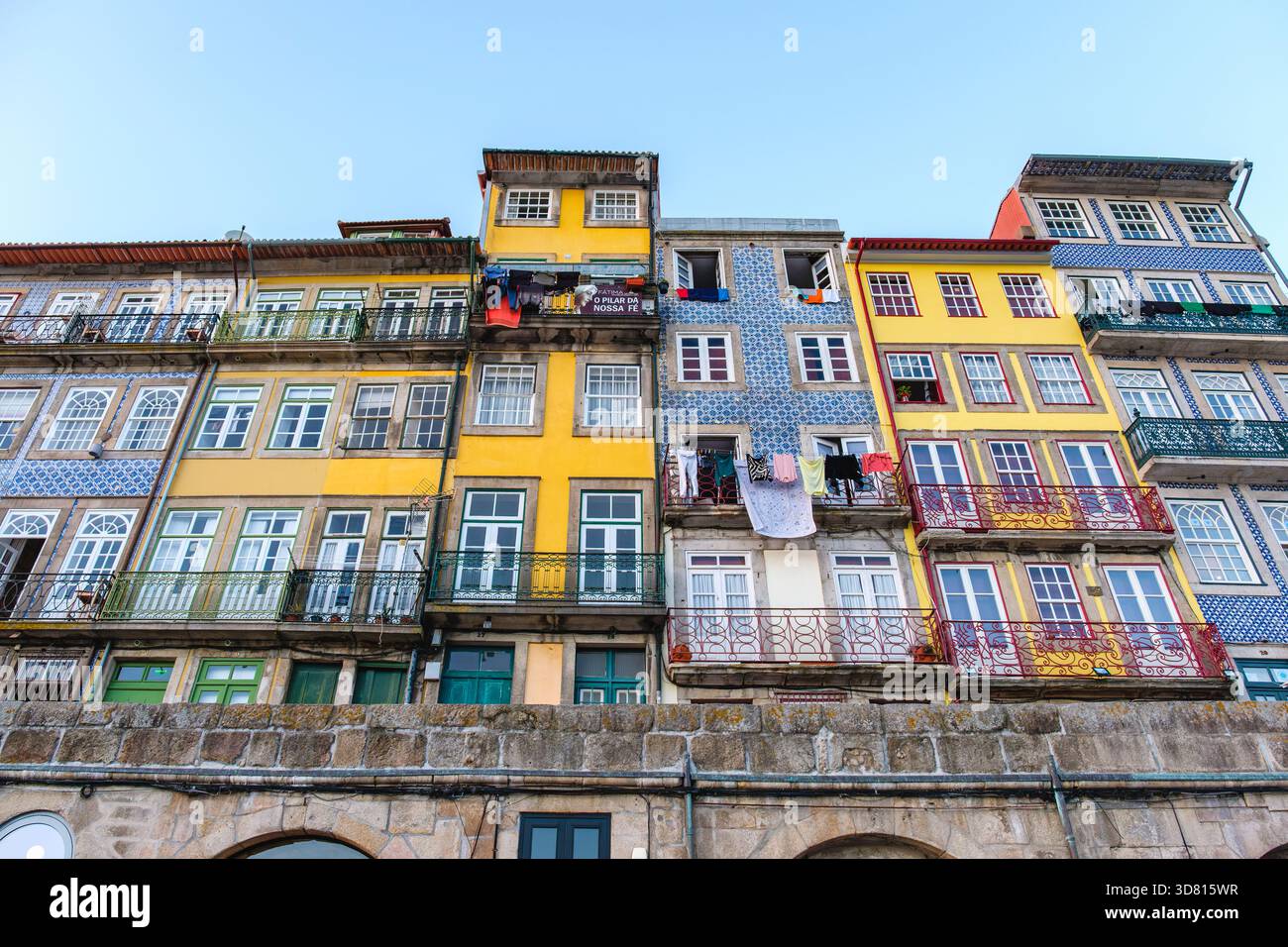 Traditionelle, farbenfrohe, verzierte Fassaden von Residentalgebäuden, Ribeira Square, Ribeira Viertel, Viertel, Porto Altstadt, Portugal Stockfoto