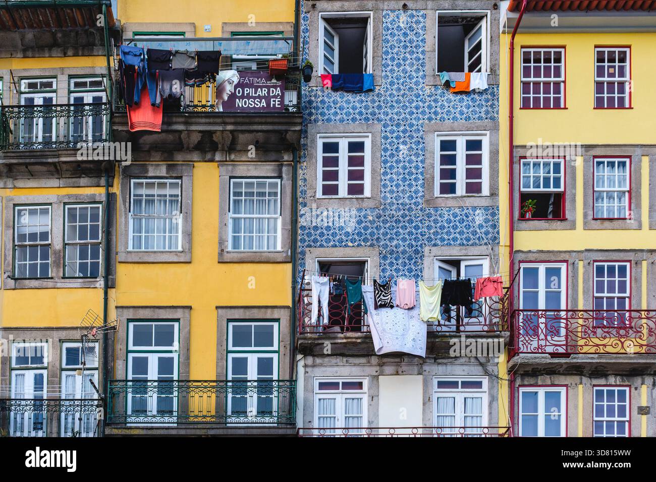 Traditionelle, farbenfrohe, verzierte Fassaden von Residentalgebäuden, Ribeira Square, Ribeira Viertel, Viertel, Porto Altstadt, Portugal Stockfoto