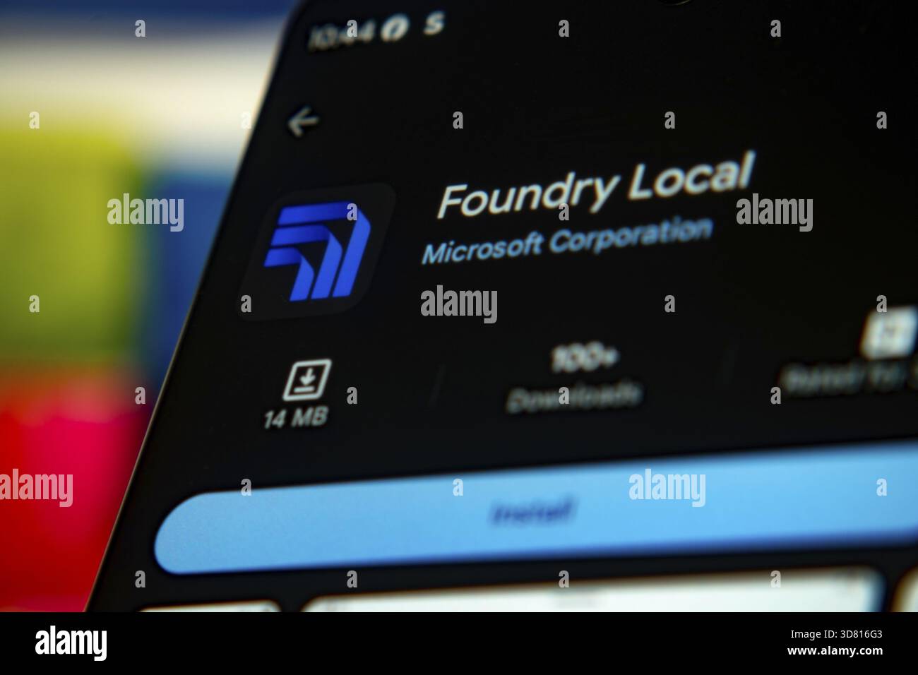 Lokale App für die Gießerei, die auf einem Smartphone mit einer dunklen Benutzeroberfläche und einem blauen Symbol angezeigt wird Stockfoto