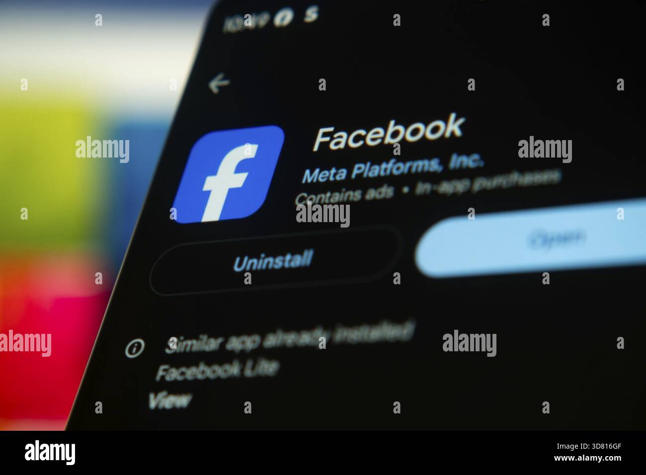 Smartphone mit blauem Symbol für die Download-Oberfläche der Facebook-App Stockfoto