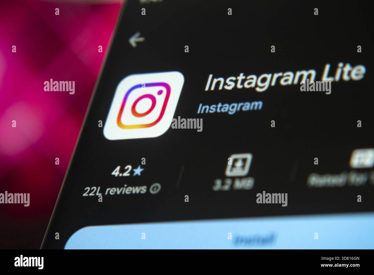 Instagram Lite App-Benutzeroberfläche wird auf einem Smartphone-Bildschirm mit dunklem Design und Symbol angezeigt Stockfoto