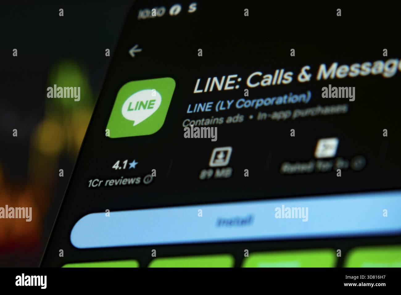 LINE-App wird auf einem Smartphone-Bildschirm angezeigt, wobei das grüne Symbol und die dunkle Oberfläche hervorgehoben werden Stockfoto