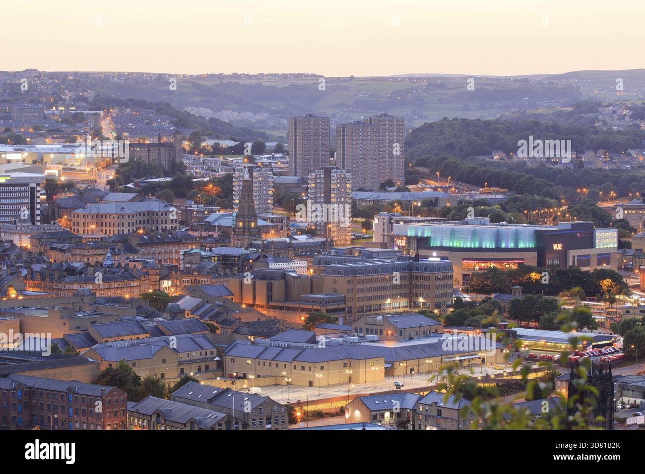 Halifax, England - 12. august 2015: Das Stadtzentrum von Halifax in der Abenddämmerung mit dem gue-Kino am Broad Street plaza 12. august 2015 in Halifax in West Yorks Stockfoto