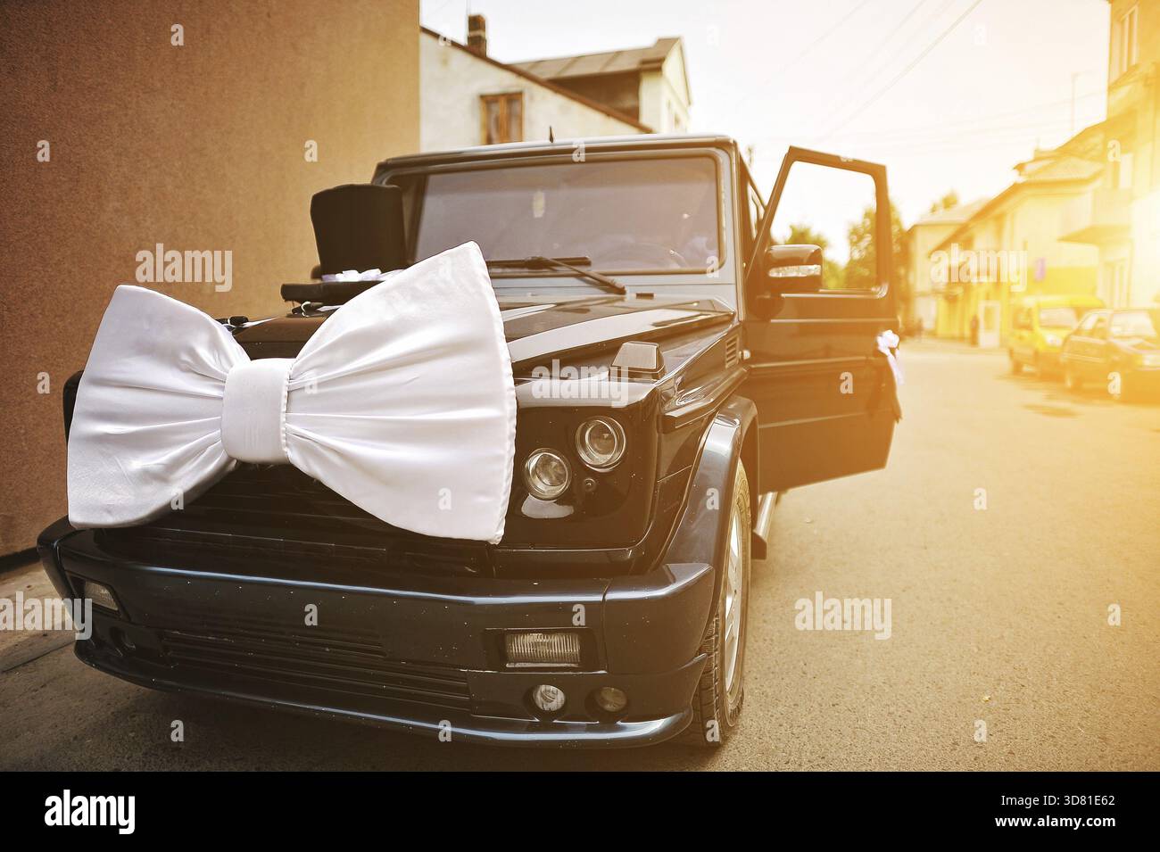 Stilvolle Hochzeit Gefolge von Autos mit einem Bogen und einem Hut Stockfoto