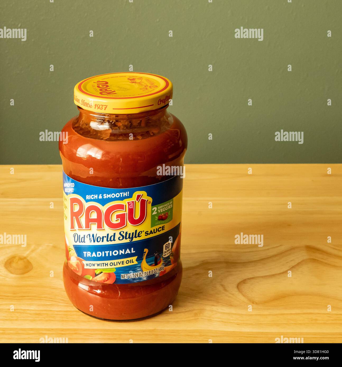 BEMIDJI, MN – 20. MAI 2020: Ragu-Spaghetti-Sauce, ungeöffnetes Glas, auf einer Theke ausgestellt. Stockfoto