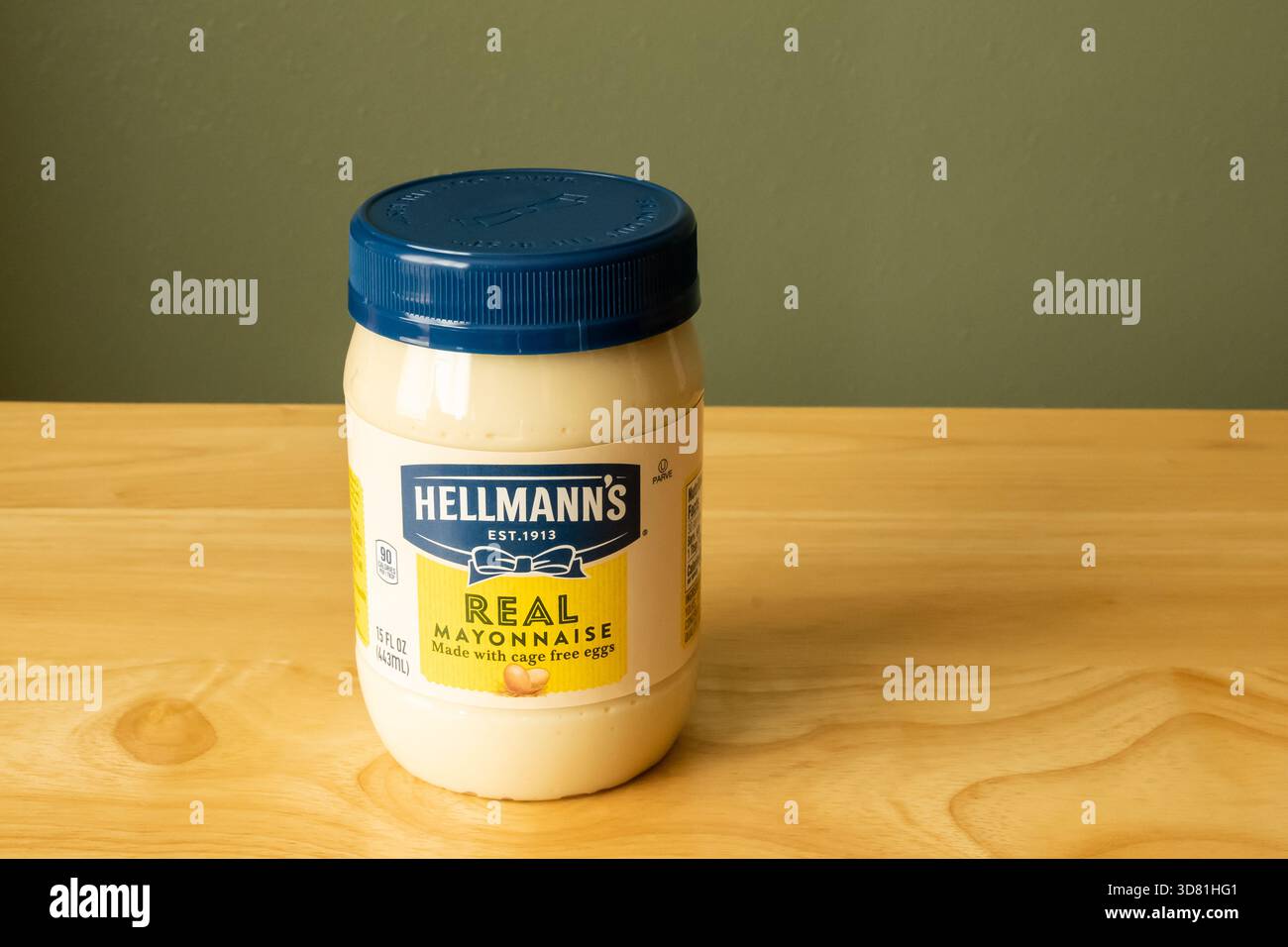 BEMIDJI, MN - 20. MAI 2020: Glas mit Hellmanns Mayonnaise auf einer Holztheke. Stockfoto