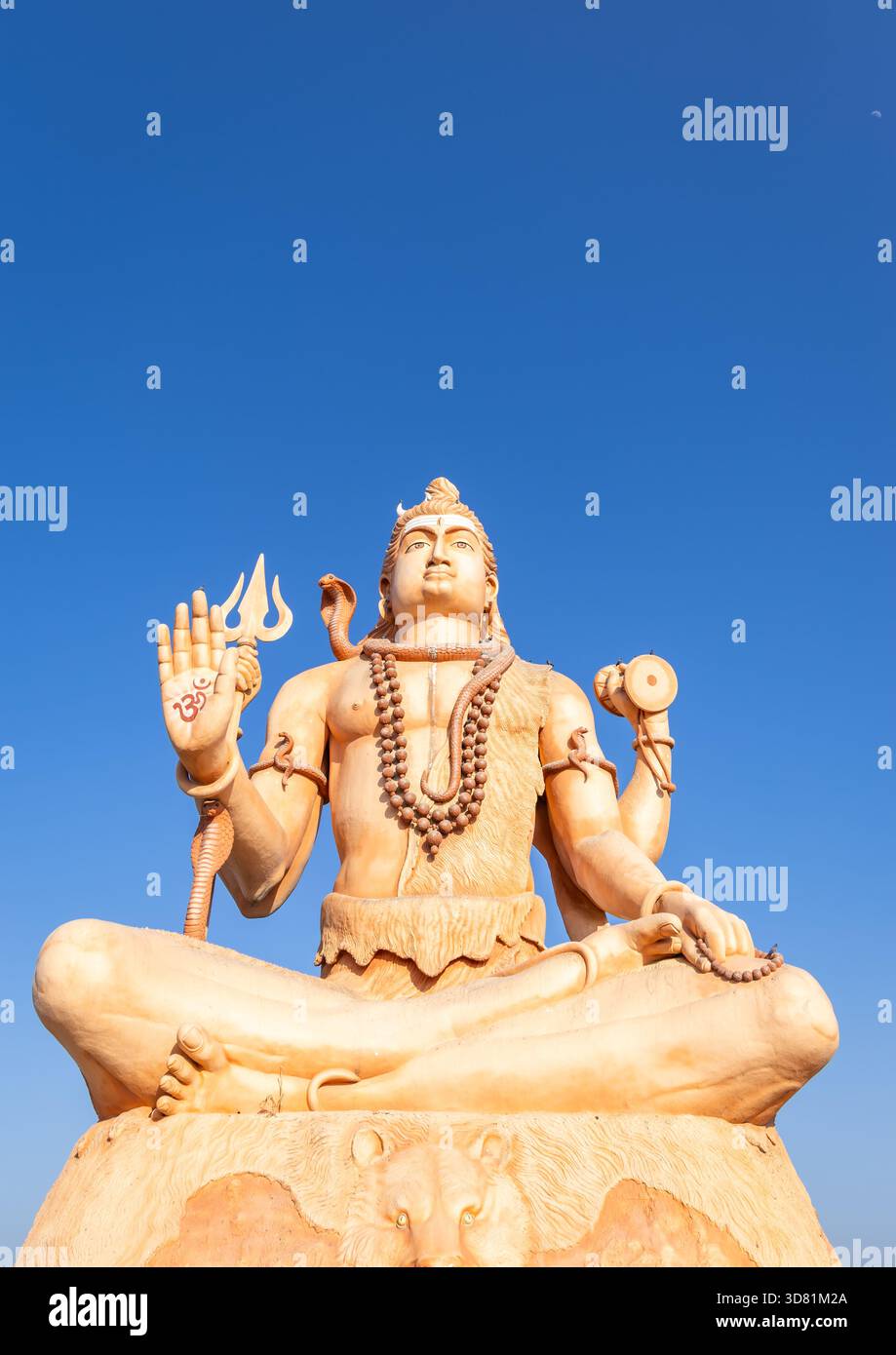 das heilige mahadev-Idol zeigt heilige Symbole neben dem sonnigen Himmel Stockfoto