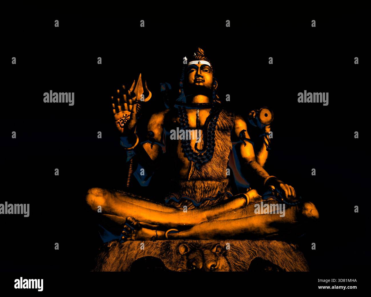 Statue des hindulords shiva mit Schatten und dunklem Hintergrund Stockfoto
