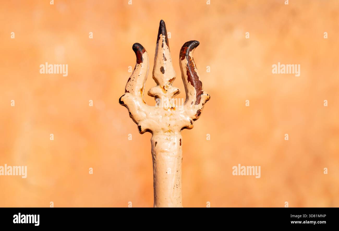Isoliertes Trishul symbolisiert die göttliche Macht des Herrn shiva Stockfoto