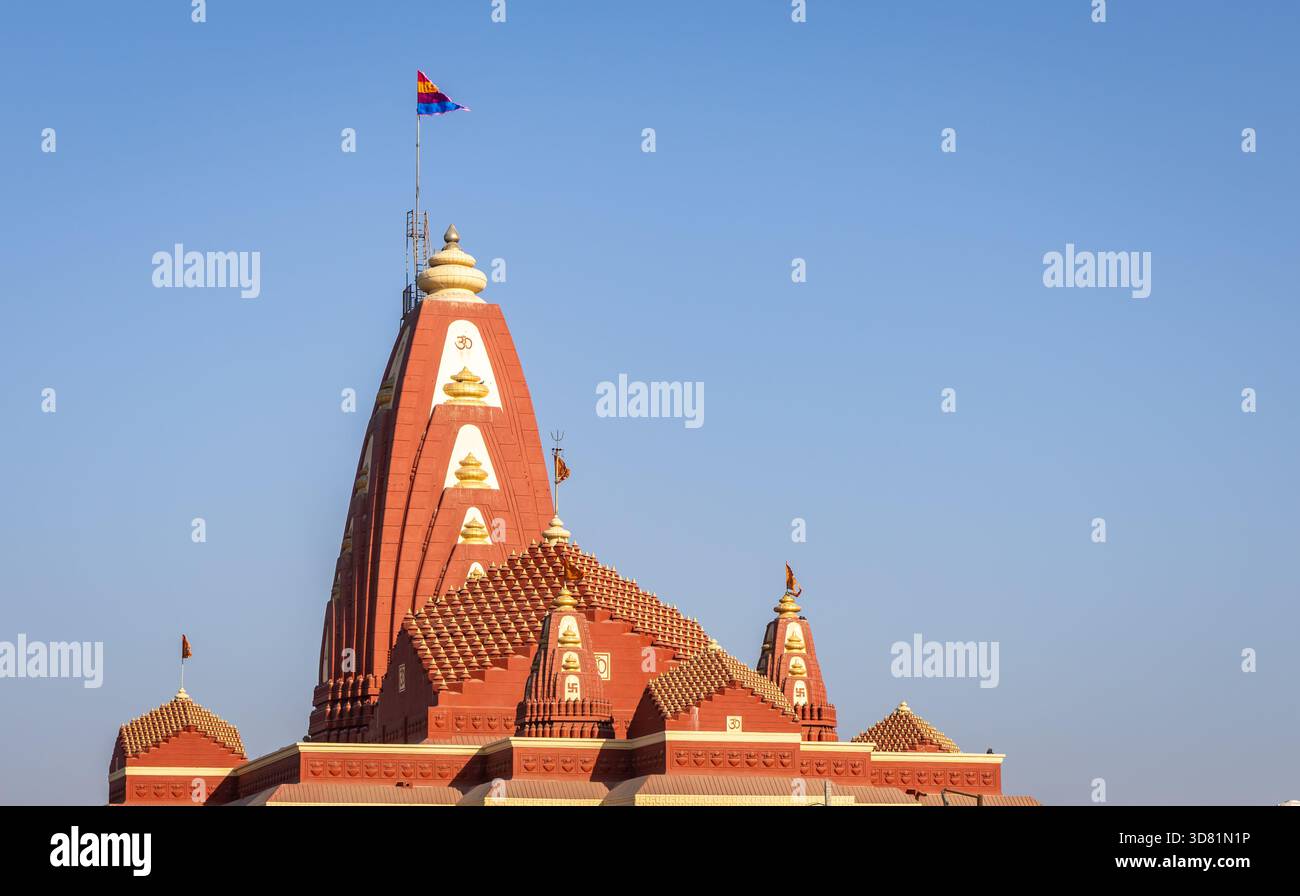 Komplexe hindutempelarchitektur mit Kuppeln und dekorativen Bögen Stockfoto