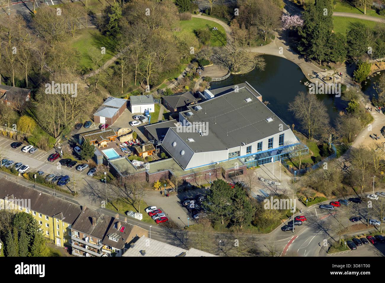 HeubergBad im Heubergpark am Kaiserring mit Fernsehstation Wesel in Nordrhein-Westfalen. Wesel, Rheinland, Hanseat Stockfoto