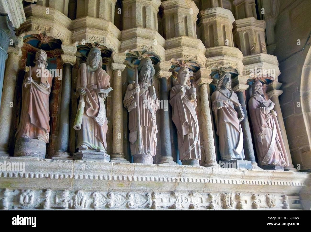 Apostelstatuen in der Kirche St. Germain, Playben, Bretagne, Frankreich Stockfoto