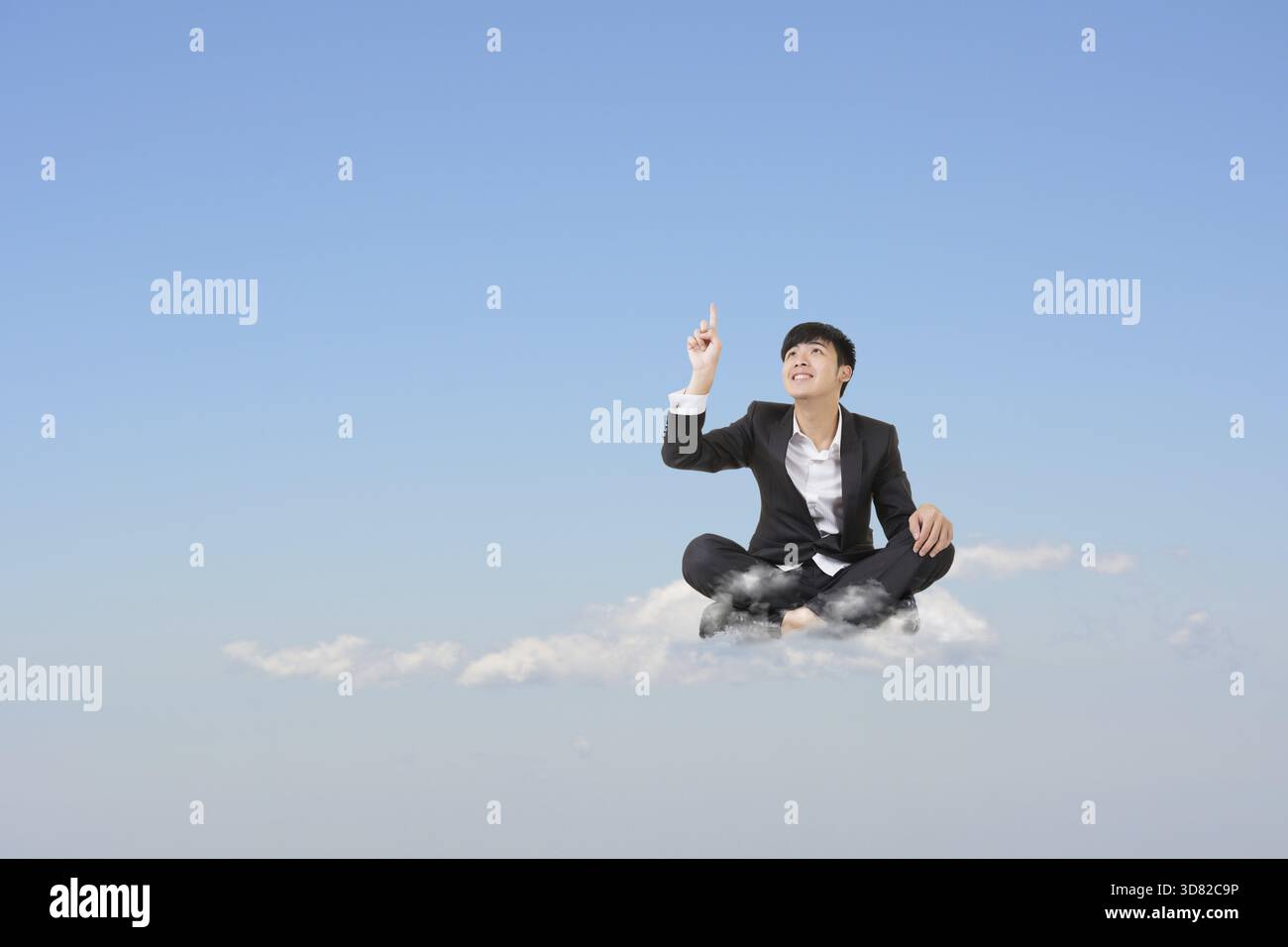 Asiatische Geschäftsleute sitzen auf der Cloud über dem Himmel und erhalten eine Idee, ein Cloud-Konzept für Unternehmen, kreative, Technologie, soziale Netzwerke usw. Stockfoto