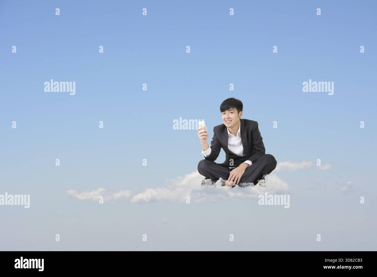 Asiatische Geschäftsleute sitzen auf der Cloud über dem Himmel und nutzen Mobiltelefone, Cloud-Konzept für Unternehmen, kreative, Technologie, soziale Netzwerke usw. Stockfoto
