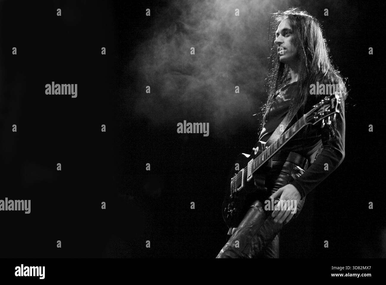 Das Foto wurde bei einem Live-Konzert einer Rock- und Metal-Band gemacht Stockfoto