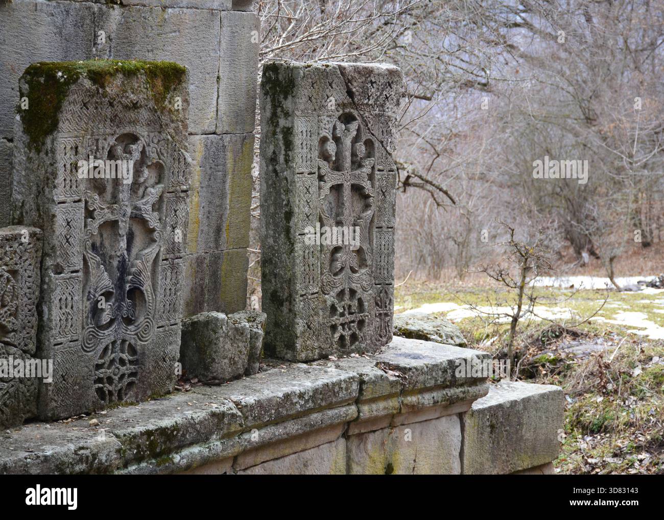 Paar mittelalterliche Zierkreuzsteine / Khachkars im Klosterkomplex Haghpat. Provinz Lori, Armenien Stockfoto