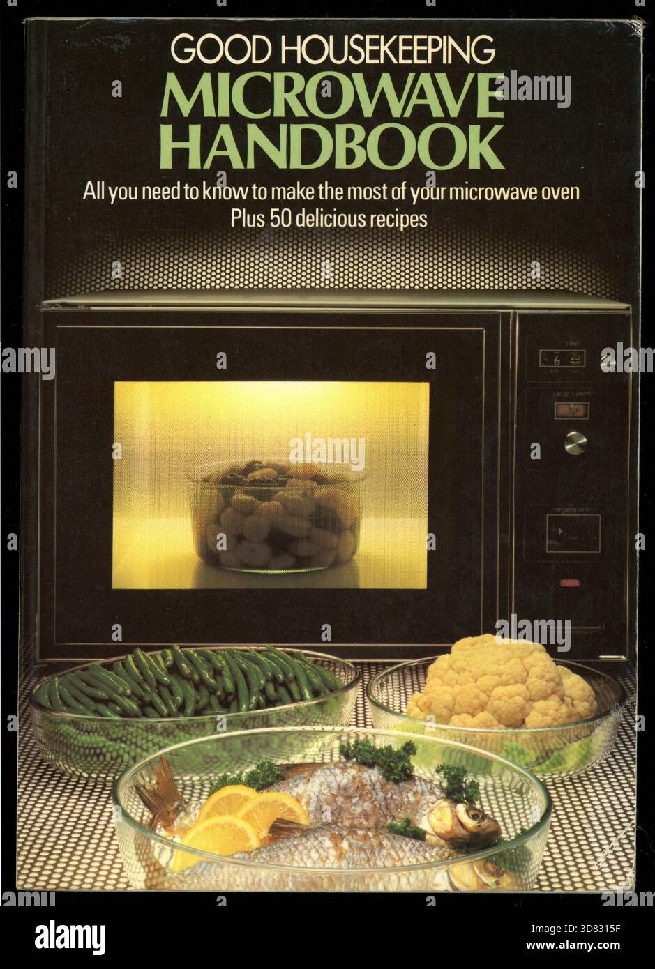 Vintage 1980er Taschenbuch, Vorderseite - gutes Handbuch für die Housekeeping-Mikrowelle, von Margaret Weale. Diese Ausgabe erschien 1984 in London, Großbritannien Stockfoto