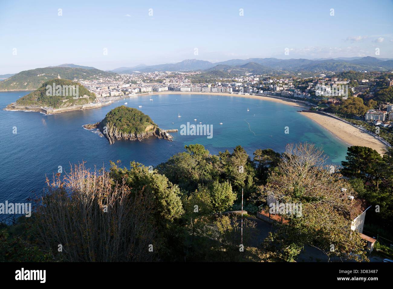 Concha Bay mit Santa Clara Island. San Sebastian, Baskenland von Spanien. Stockfoto