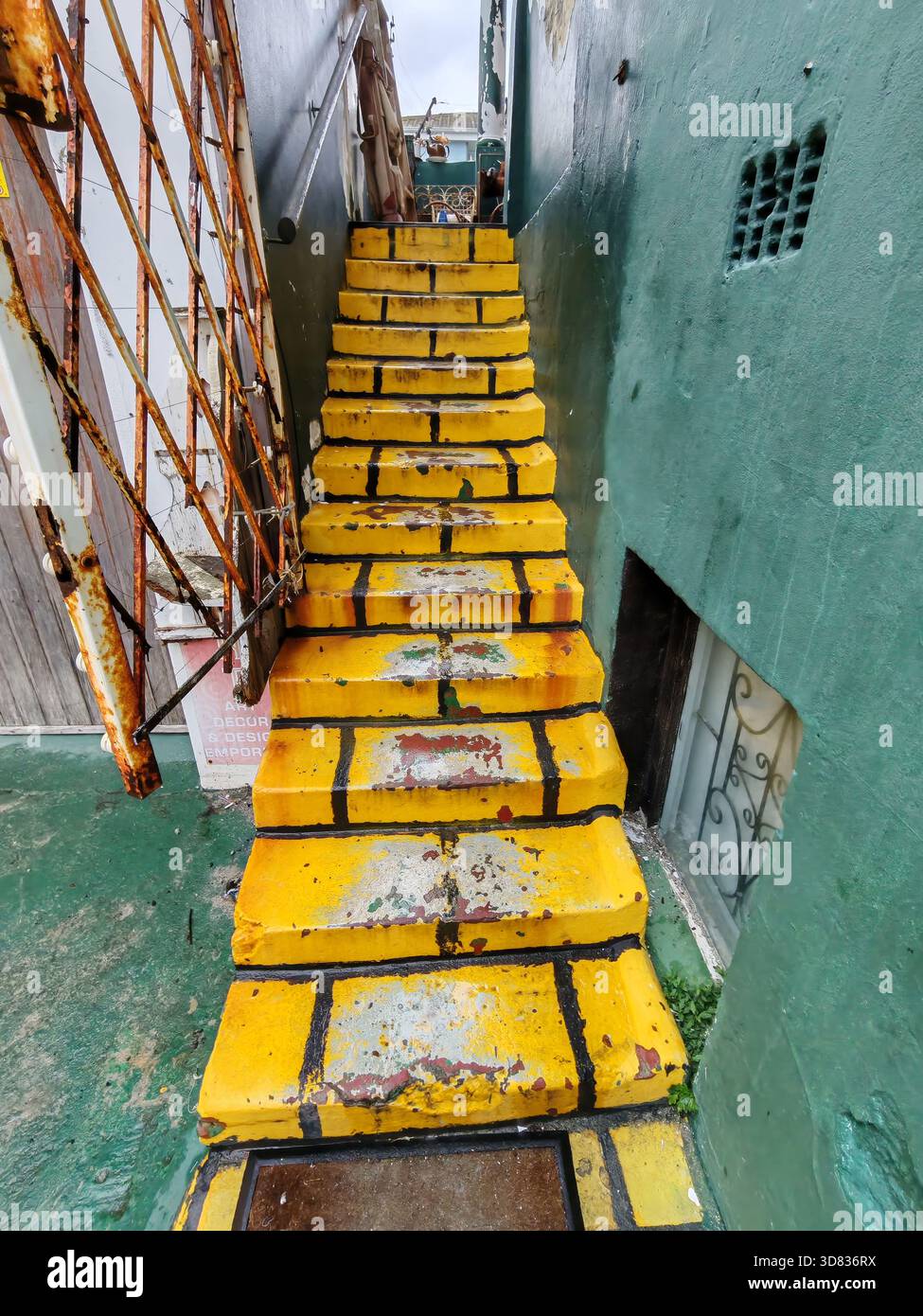 Gelbe Treppe nach oben Stockfoto